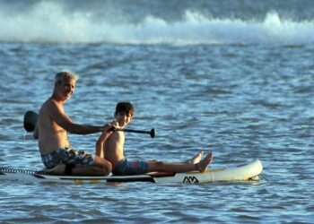 Kayak en playa de Motne Hermoso