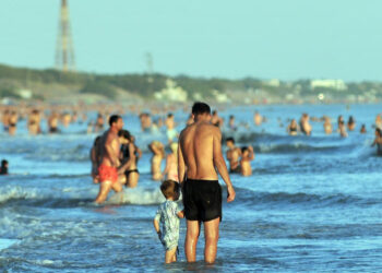 Turistas en la playa de Monte Hermoso
