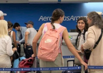 Datos oficiales sobre la cantidad de turistas internacionales que arribaron y de los que salieron por turismo en 2024
