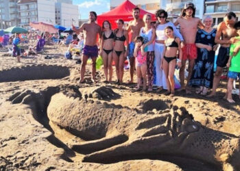 Familia realiza esculturas en la playa de Monte Hermoso