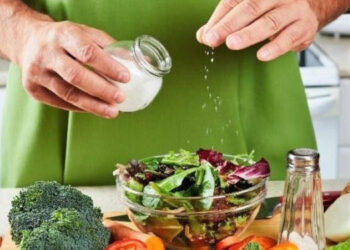 Hábitos saludables: algunos trucos para reducir la sal agregada a las comidas sin renunciar a gustos y sabores