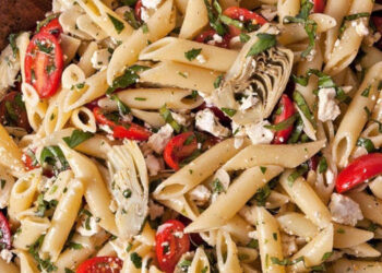 Una ensalada con algo de mediterránea que se convierte en plato principal, con variantes para preparar otra comida