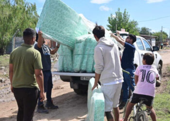 Entrega de colchones a los afectados por las inundaciones en Bahía Blanca