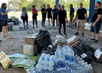 Recepción de mercadería con la llegada del tren solidario a Bahía Blanca