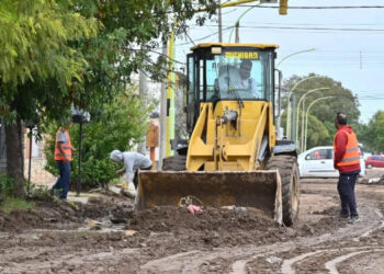 Trabajos en las calles de Bahía Blanca tras las inundaciones