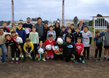 Entrega de pelotas a clubes de Coronel Dorrego