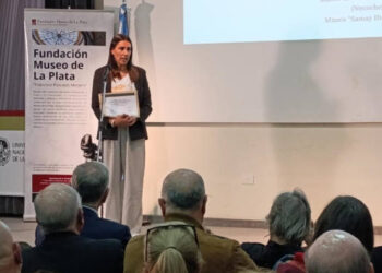 Natalia Sánchez recibe distinción al museo de ciencias Vicente Di Martino