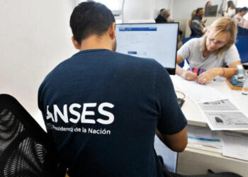 ANSES difiere el pago de los haberes por Semana Santa. Cómo obtener la Libreta AUH para cobrar el 20% acumulado