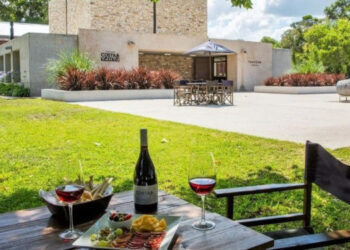 La bodega pionera en la elaboración de vinos de influencia marina en la costa bonaerense celebró 10 años