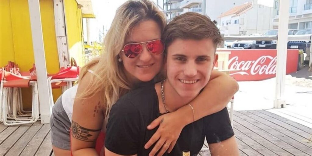 Corina Espinosa junto a su hijo