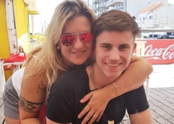 Corina Espinosa junto a su hijo