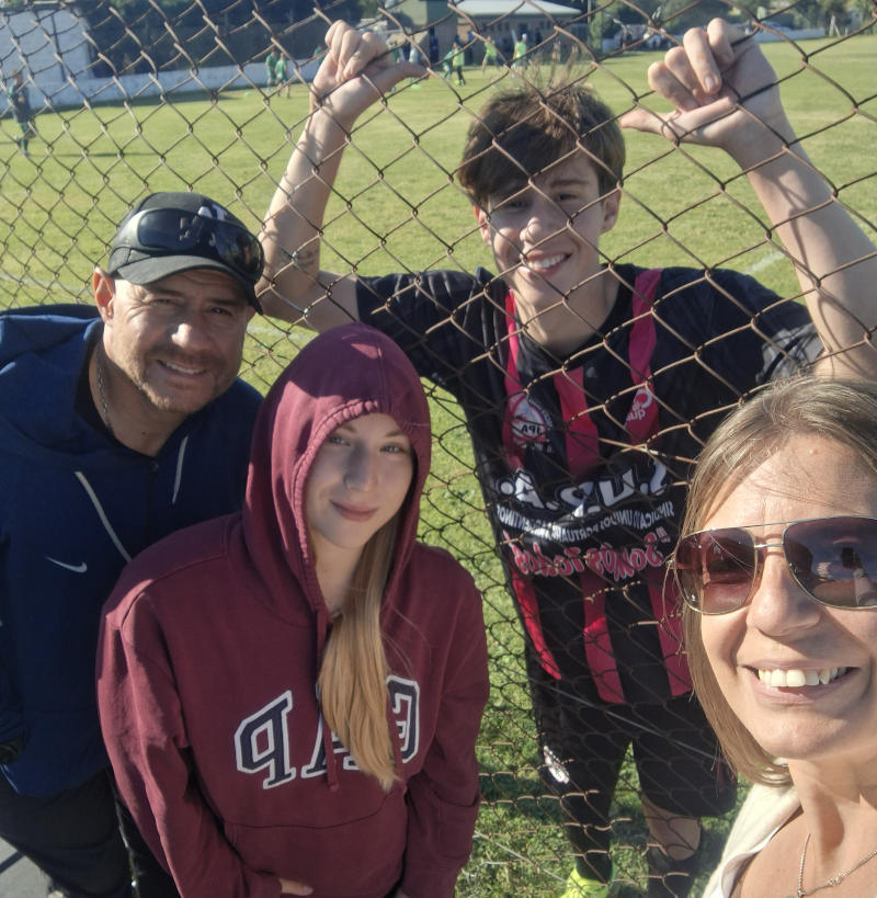 Giuliano Rinaldi junto a su familia en la cancha