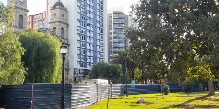 Obras de mejora en el sector de juegos de la Plaza Rivadavia de Bahía Blanca