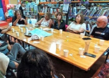 En la reapertura del Café Filosófico el ciclo 2025 dio su primer paso por los caminos del éxito en la Biblioteca Popular