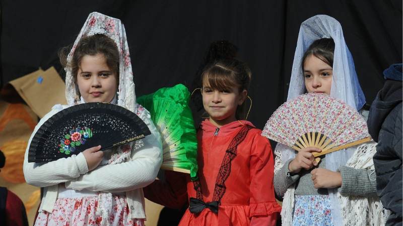 Una vez más, la presencia de las instituciones educativas le dio el marco y colorido distintivo a una evento que sigue conmoviendo con la belleza singular de las danzas y de la música argentina.
