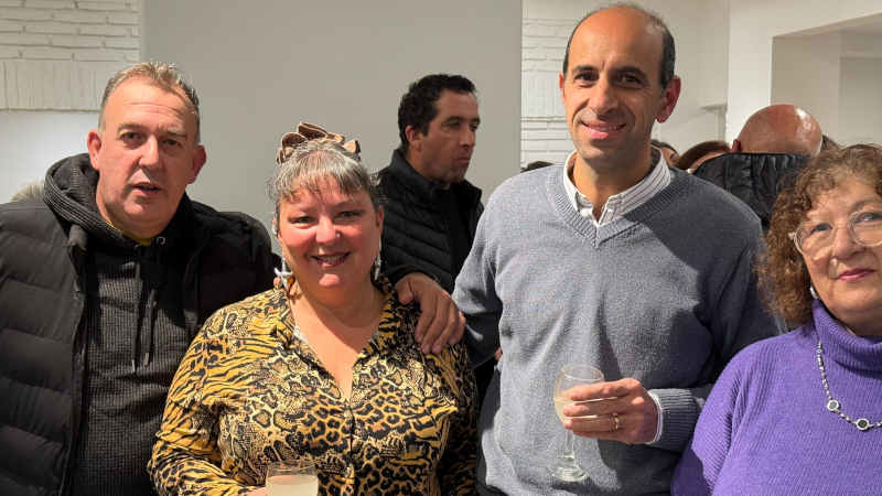 Intengrantes del equipo de Noticias Monte Hermoso durante la cena en la Casa de la Cultura