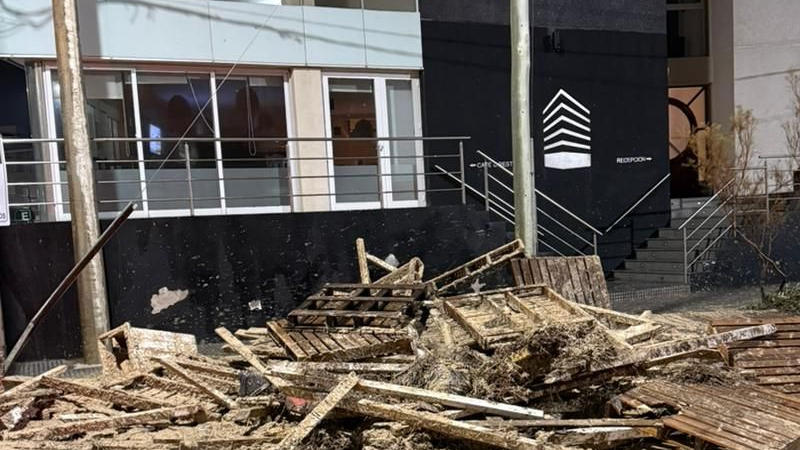 Maderas removidas por la sudestada en la costanera de Monte Hermoso