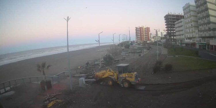 En marcha tareas de limpieza y reconstrucción en la Costanera tras la fuerte sudestada de domingo y lunes