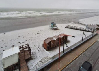 Imágenes de la nevada de este domingo en Monte Hermoso. El fenómeno causó sorpresa y asombro en vecinos y visitantes