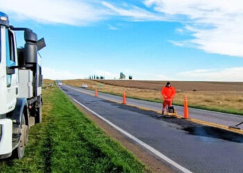 A la espera de soluciones integrales, Vialidad realiza trabajos de bacheo en la ruta 3 entre Monte Hermoso y Pehuen Co