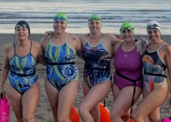 Daiana Farrer y el grupo de nadadoras de invierno