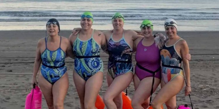 Daiana Farrer y el grupo de nadadoras de invierno