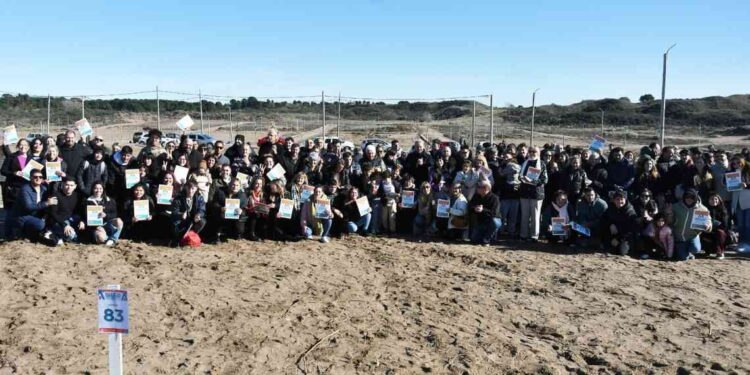 Familias beneficiadas reciben sus lotes del programa Habitar