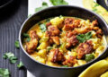Sabrosa y sencilla cazuela de pollo al curry. Una comida keto sustanciosa que se prepara en menos que canta un gallo