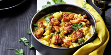 Sabrosa y sencilla cazuela de pollo al curry. Una comida keto sustanciosa que se prepara en menos que canta un gallo