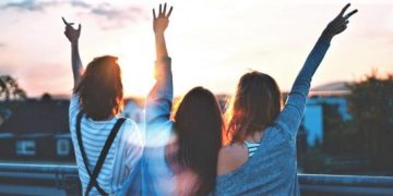 Dichos y palabras. Día del Amigo: claves para la redacción apropiada de los términos usuales al referirse a la celebración