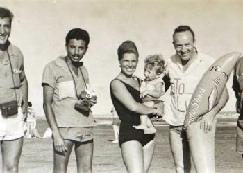 Los fotógrafos de verano en la playa. El Museo Histórico de Monte Hermoso está reconstruyendo una emotiva evocación