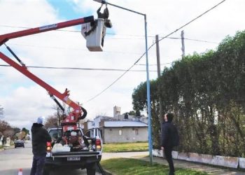 Avanzan en la mejora del alumbrado público en Coronel Dorrego. El intendente Chalde recorrió las obras en curso
