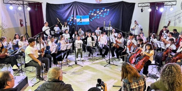 La orquesta y coro infantil y juvenil de Monte Hermoso celebró su segundo aniversario con una presentación pública