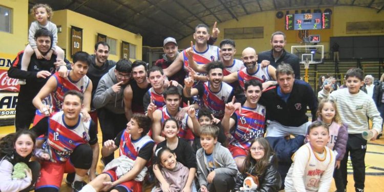 Barrio Hospital, el n° 1 del torneo de Segunda de la ABB: “El equipo juega bien al básquet y por eso fuimos los más regulares del torneo”  Claudio Queti es el DT del conjunto patrocinado y apoyado por el SUPA, que se quedó con el primer tramo de la temporada oficial de la ABB tras una campaña brillante: 21 triunfos y 2 derrotas. En la serie final “barrió” 3-1 a Independiente