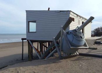 Parador La Escuela reparada tras la sudoestada en Monte Hermoso