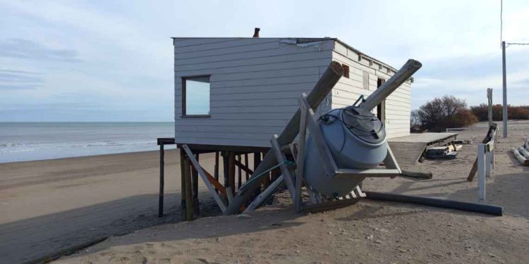 Parador La Escuela reparada tras la sudoestada en Monte Hermoso