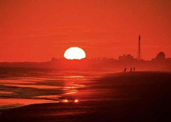 Atardecer sobre el mar, indicio de la primavera en Monte Hermoso