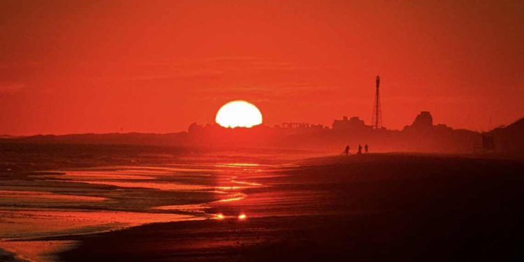 Atardecer sobre el mar, indicio de la primavera en Monte Hermoso