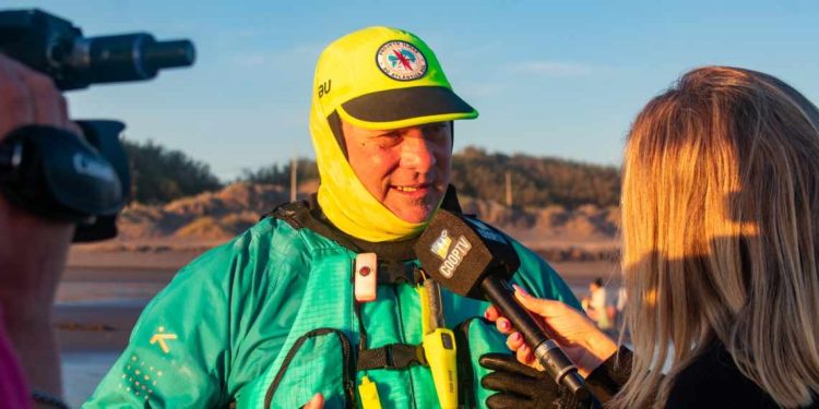 Adelson Carneiro Rodrigues, aventurero brasileño en Monte Hermoso en búsqueda de récord guiness