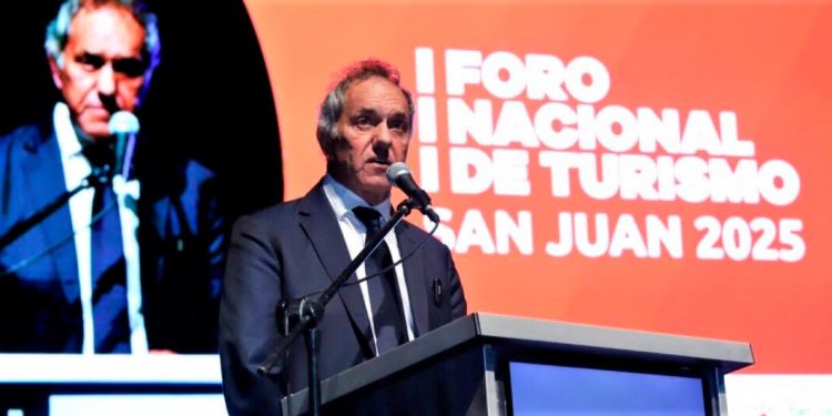 Daniel Scioli en el foro nacional de turismo realizado en San Juan