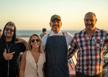 Luis de Marchi con amigos durante un evento gastronómico en el parador Guardalavaca