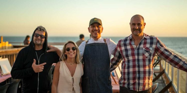Luis de Marchi con amigos durante un evento gastronómico en el parador Guardalavaca