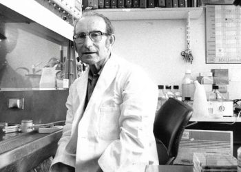 César Milstein en su laboratorio