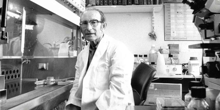 César Milstein en su laboratorio