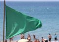 Bandera verde en la playa