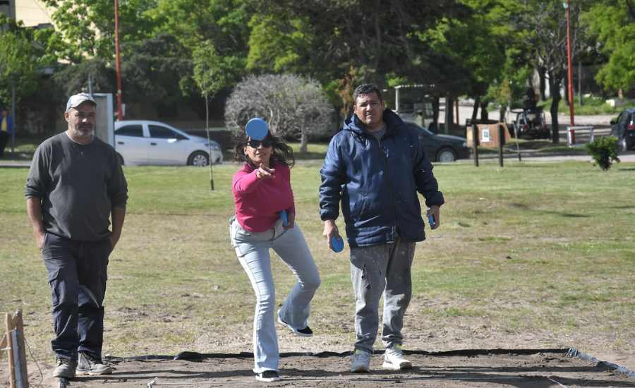 Vecinos disfrutan de las flamantes canchas de tejo en la plaza Papa Francisco