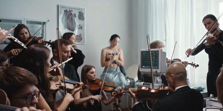 Lux, el nuevo álbum de Rosalía, una obra que explora la luz y la feminidad desde la música y la espiritualidad  En la flamante obra de la artista española la espiritualidad no es dogmática: es un gesto íntimo, un modo de encontrar en la música un espacio de respiración en un mundo saturado