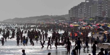 Turismofobia - playa repleta de gente