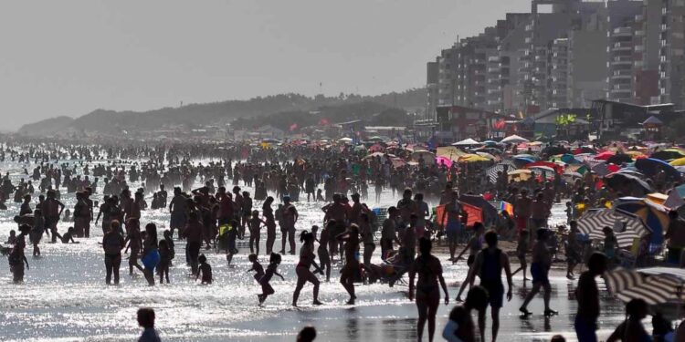 Turismofobia - playa repleta de gente