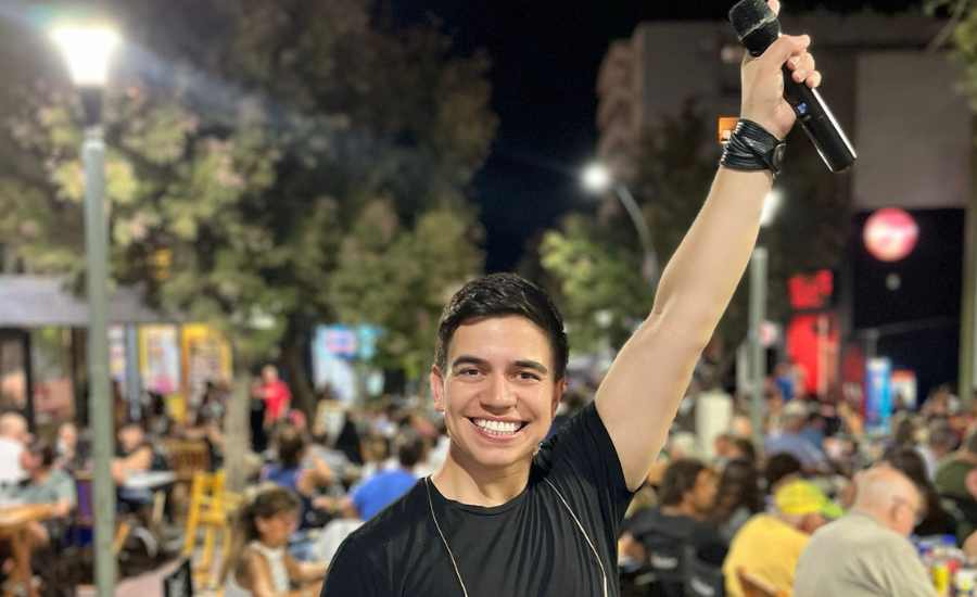 Esteban Adorno en la peatonal Dufaur Esteban Adorno en la peatonal Dufaur